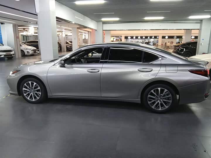 Фото 5 - Lexus ES
