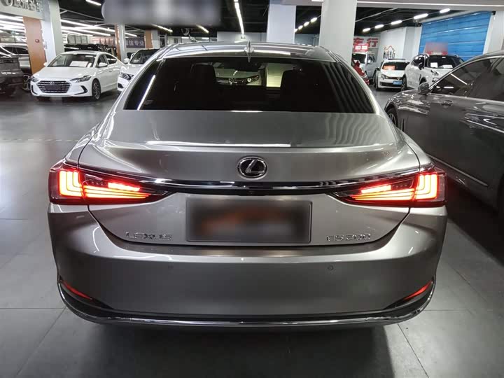 Фото 6 - Lexus ES