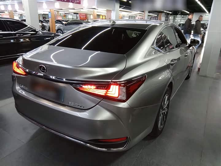 Фото 7 - Lexus ES