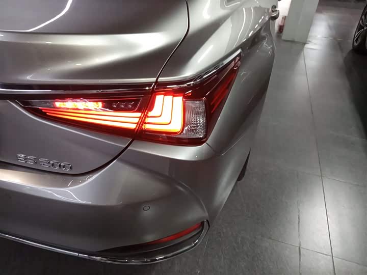 Фото 8 - Lexus ES