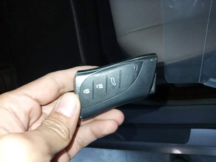 Фото 9 - Lexus ES