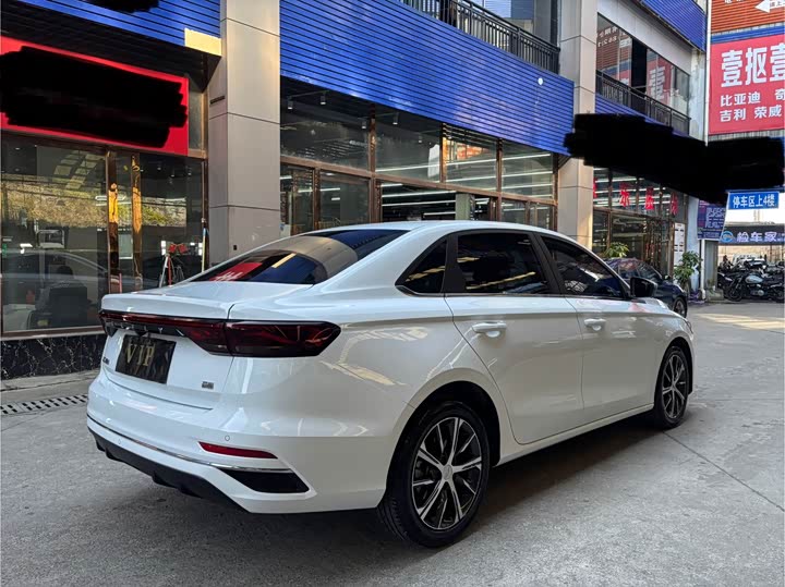 Фото 14 - Geely Emgrand