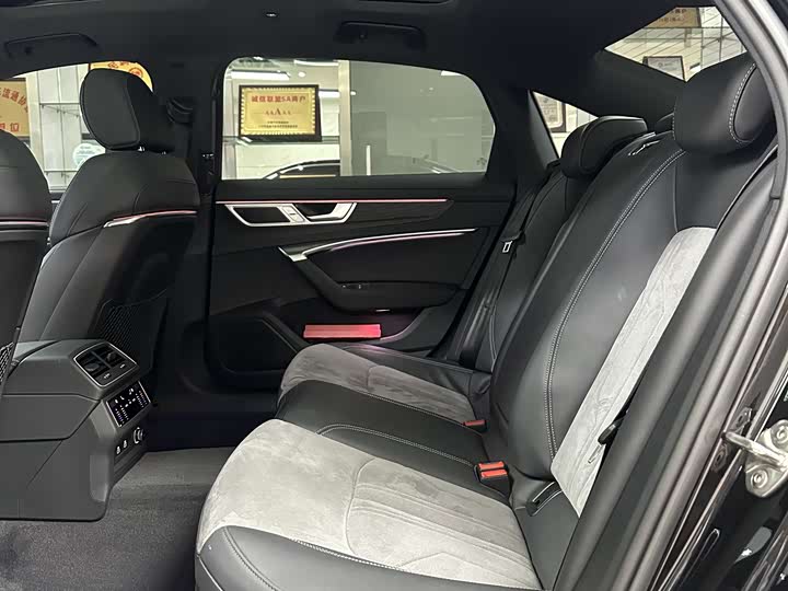 Фото 9 - Audi A6L