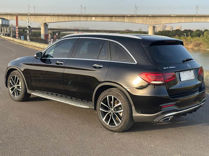 Photo 18 - Mercedes-Benz GLC-Class