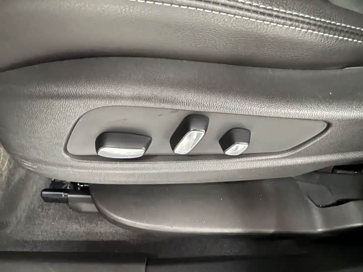 Фото 10 - Cadillac XT6