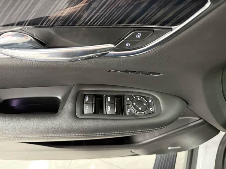 Фото 11 - Cadillac XT6