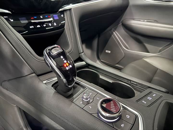 Фото 12 - Cadillac XT6