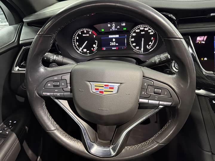 Фото 16 - Cadillac XT6