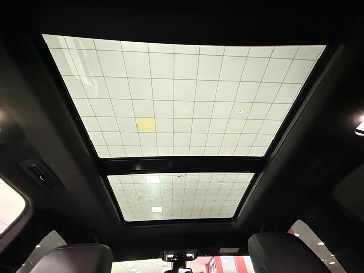 Фото 18 - Cadillac XT6