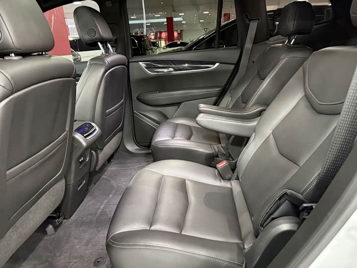 Фото 19 - Cadillac XT6