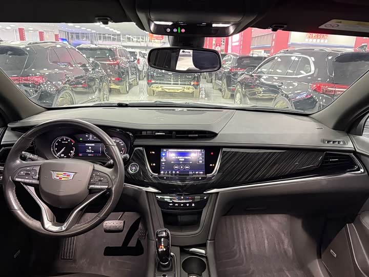 Фото 8 - Cadillac XT6