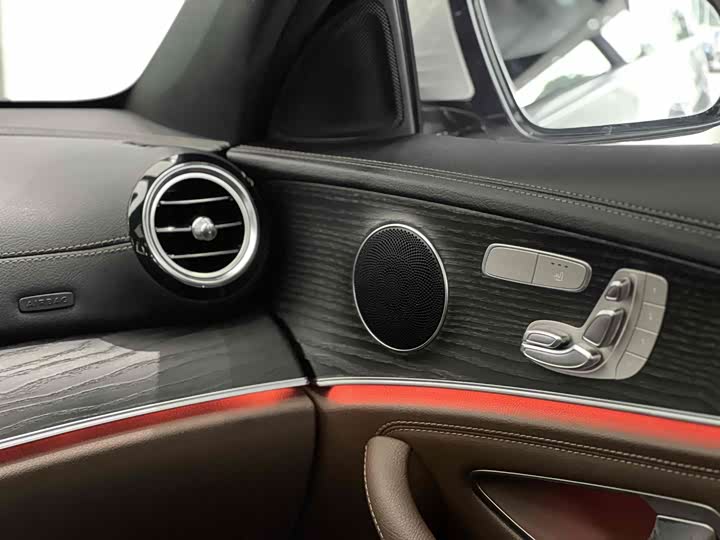 Photo 13 - Mercedes-Benz E-Class