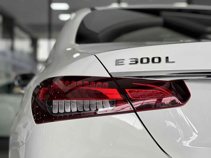 Photo 15 - Mercedes-Benz E-Class