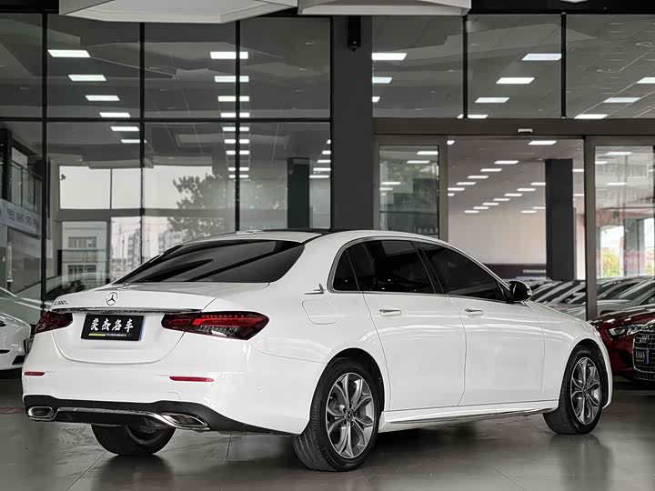 Photo 16 - Mercedes-Benz E-Class