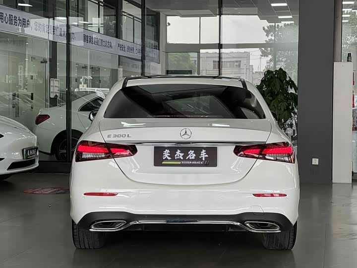 Photo 17 - Mercedes-Benz E-Class