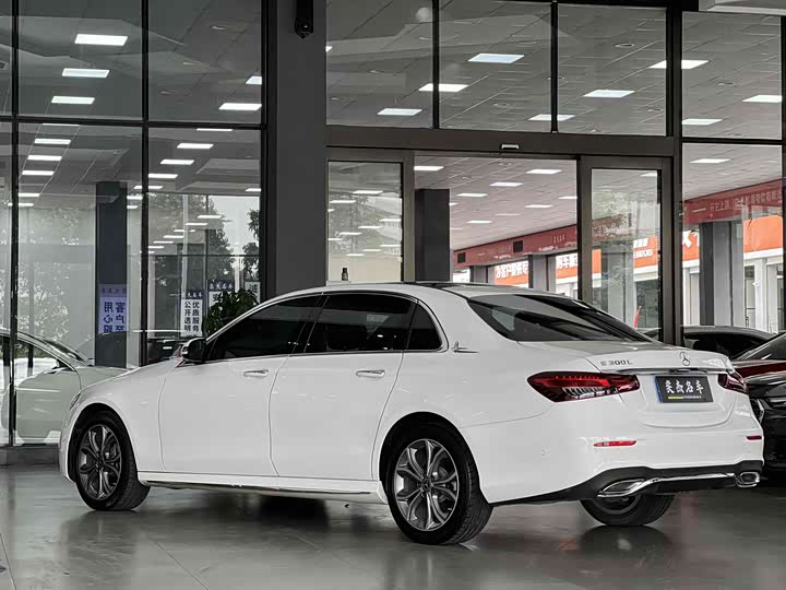 Photo 18 - Mercedes-Benz E-Class