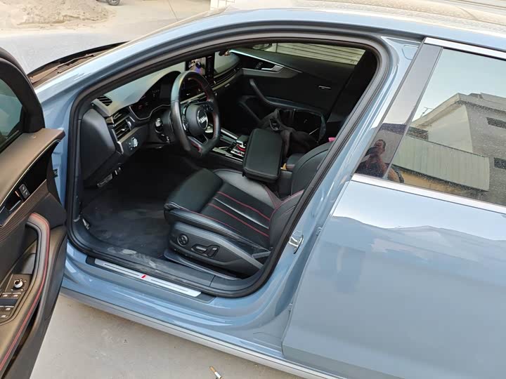 Фото 5 - Audi A4L