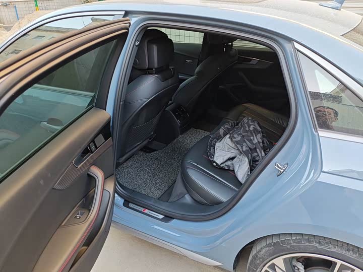 Фото 6 - Audi A4L