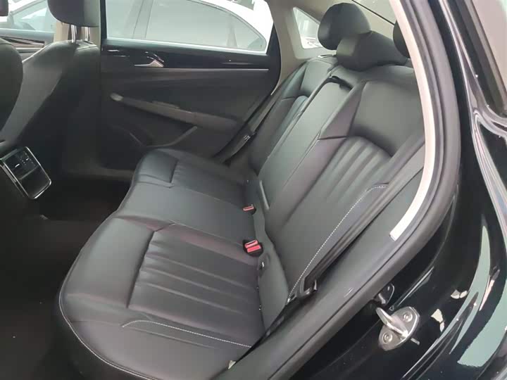 Фото 17 - Volkswagen Passat