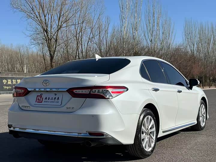 Фото 4 - Toyota Camry