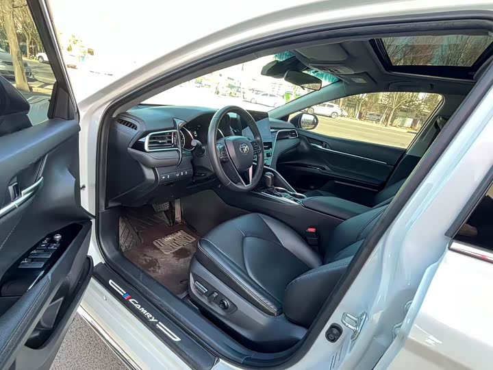 Фото 8 - Toyota Camry