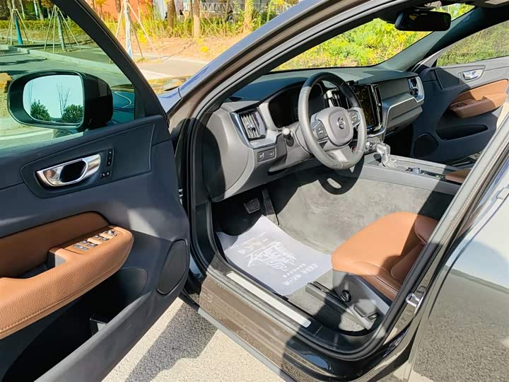 Фото 13 - Volvo XC60