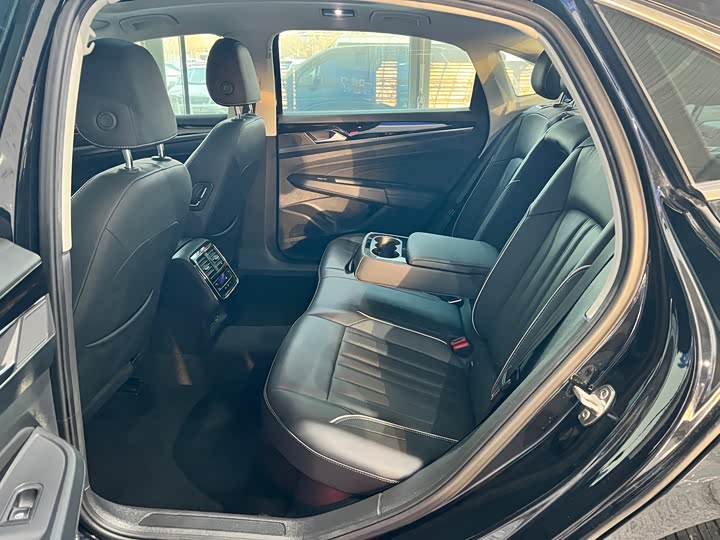 Фото 25 - Volkswagen Passat