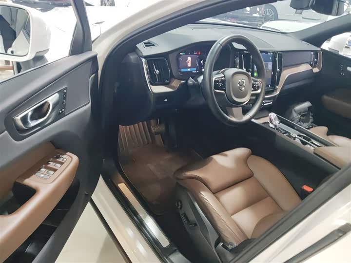 Фото 16 - Volvo XC60