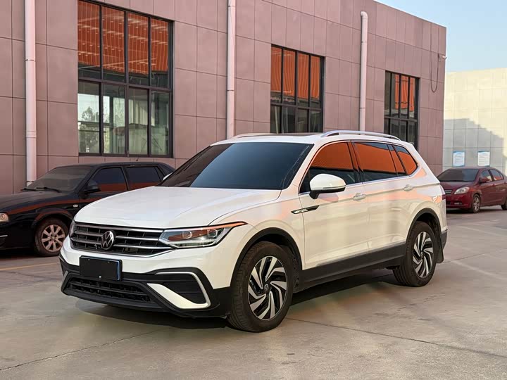 Фото 1 - Volkswagen Tiguan L Pro