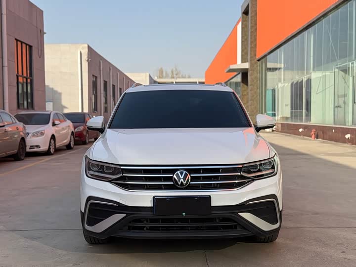 Фото 2 - Volkswagen Tiguan L Pro