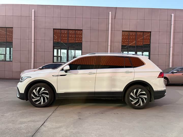 Фото 3 - Volkswagen Tiguan L Pro