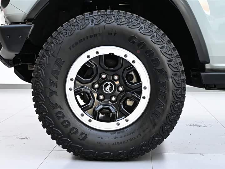 Фото 33 - Ford Bronco