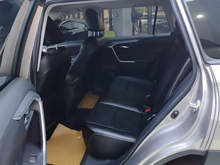 Фото 11 - Toyota RAV4