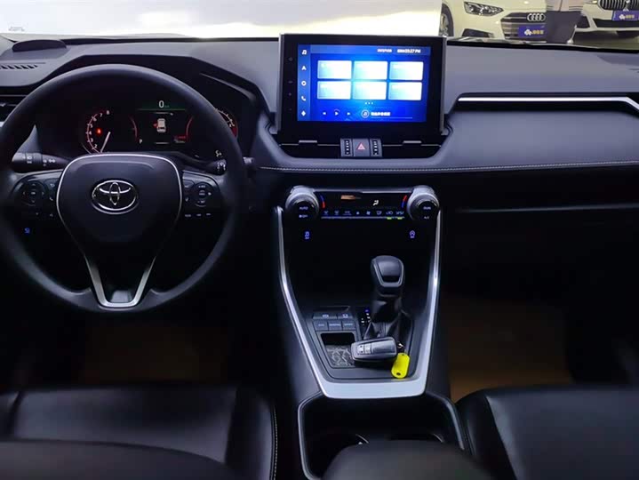 Фото 12 - Toyota RAV4