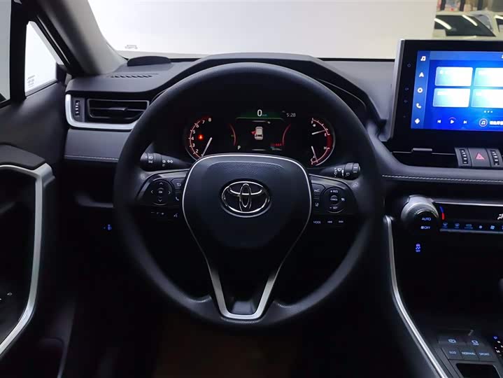 Фото 15 - Toyota RAV4