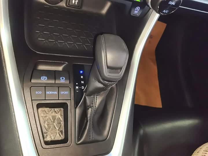 Фото 16 - Toyota RAV4