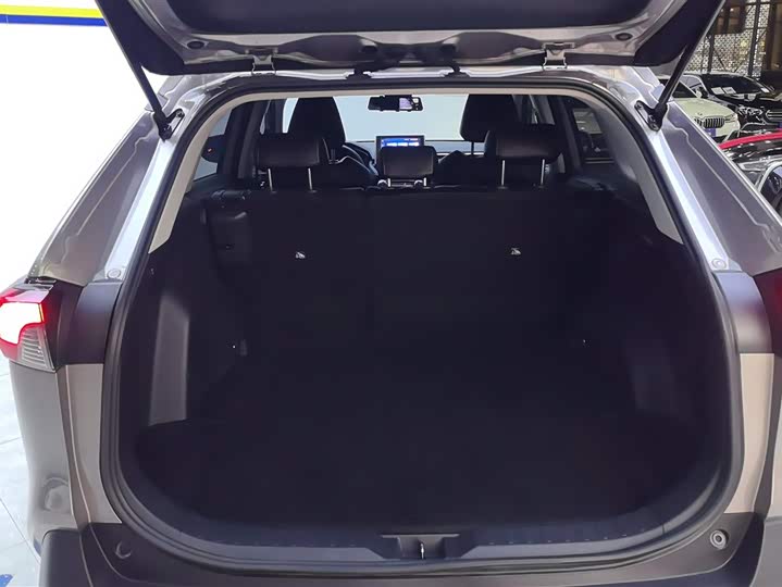 Фото 4 - Toyota RAV4