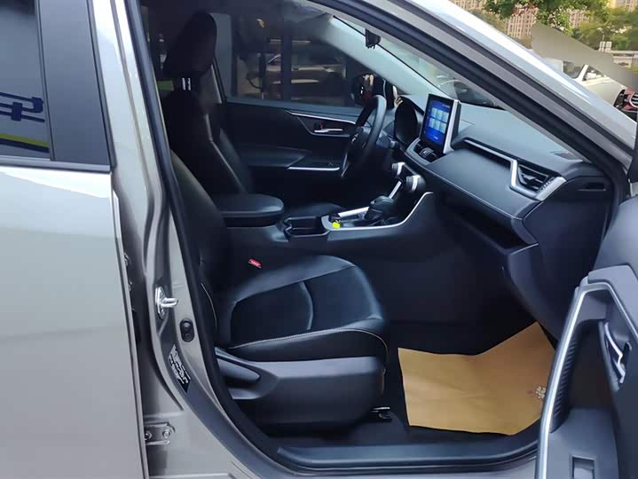 Фото 8 - Toyota RAV4