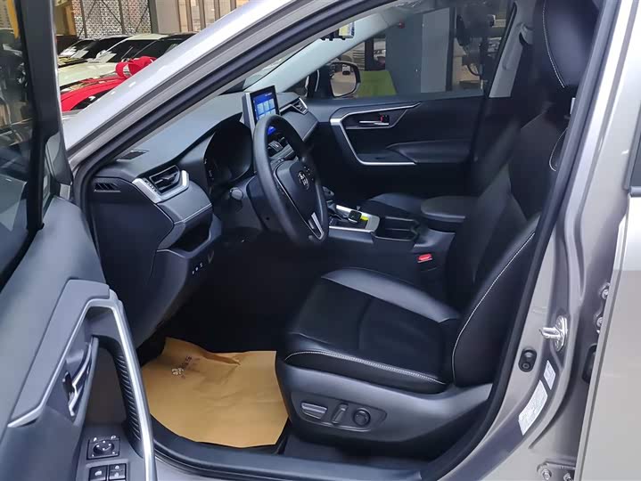 Фото 9 - Toyota RAV4