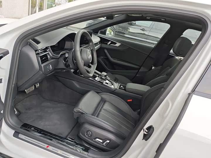 Фото 4 - Audi A4L