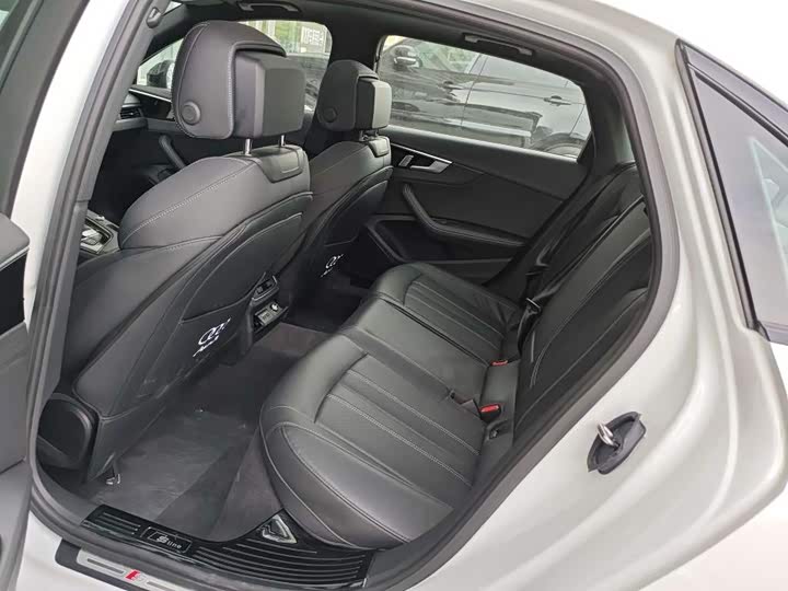 Фото 5 - Audi A4L