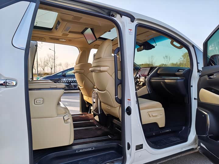 Фото 11 - Toyota Alphard