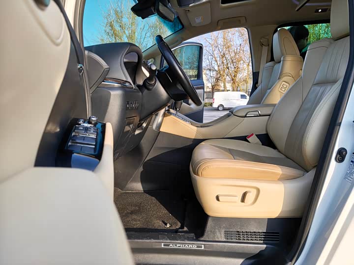 Фото 6 - Toyota Alphard