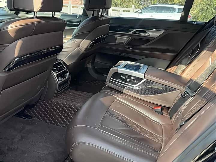 Фото 2 - BMW 7 Series