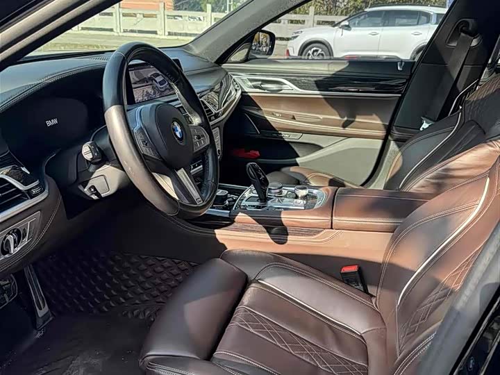 Фото 3 - BMW 7 Series