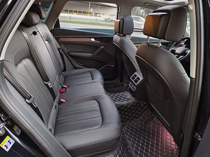 Фото 11 - Audi Q5L