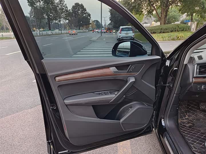 Фото 6 - Audi Q5L