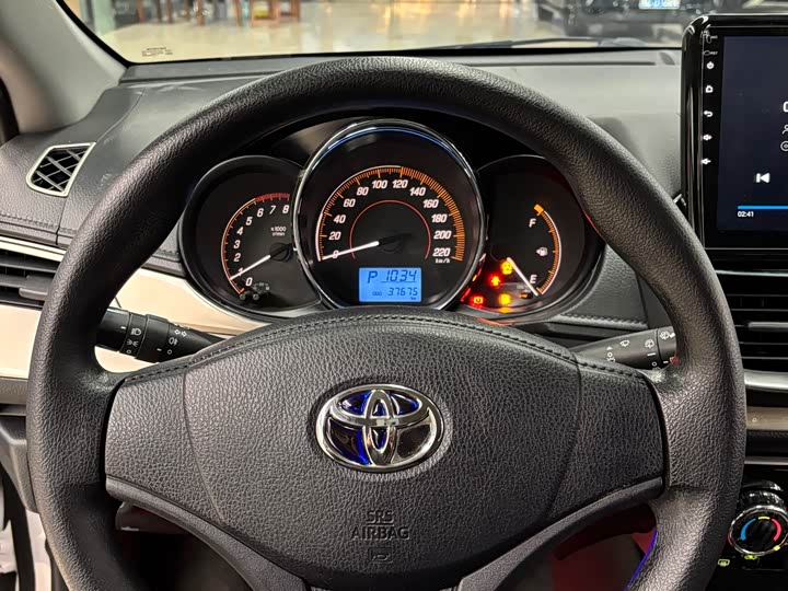 Фото 10 - Toyota Yaris L Hatchback