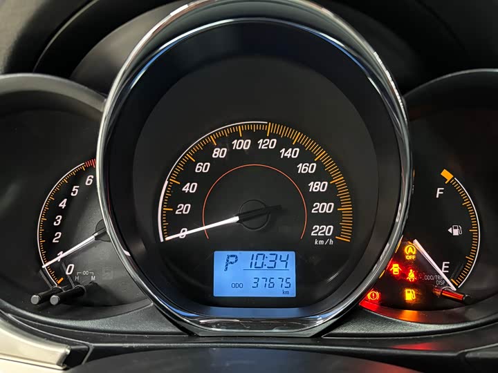 Фото 11 - Toyota Yaris L Hatchback