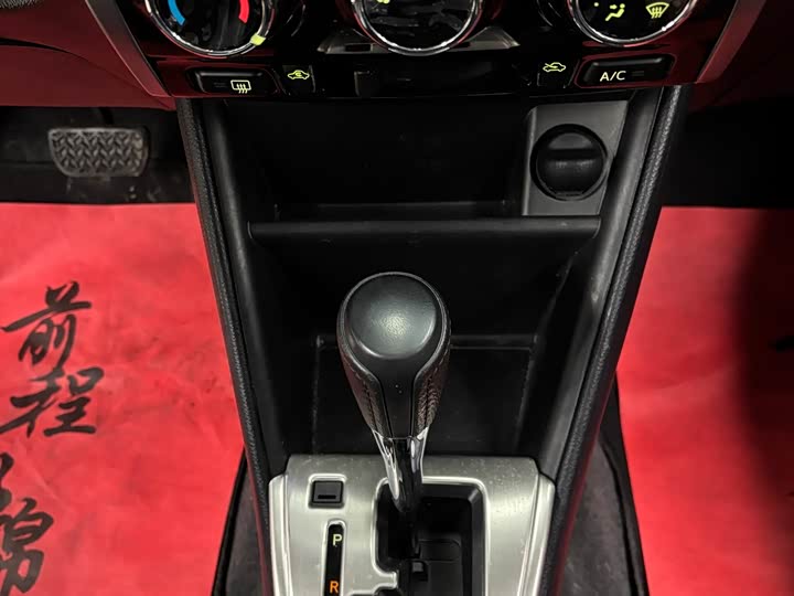 Фото 13 - Toyota Yaris L Hatchback